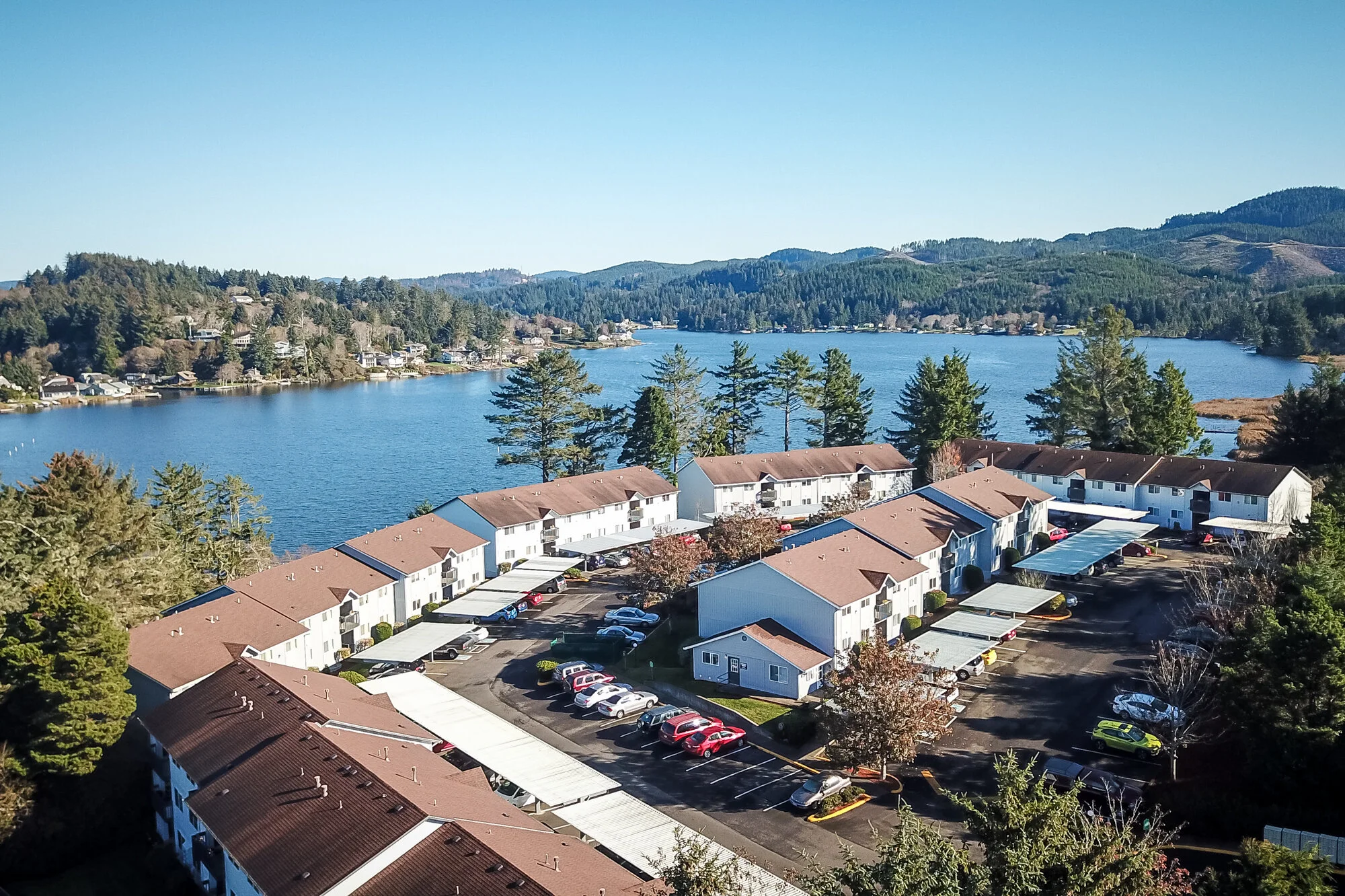 Closer aerial view of Lakepointe Apartments with the lake behind the buildings