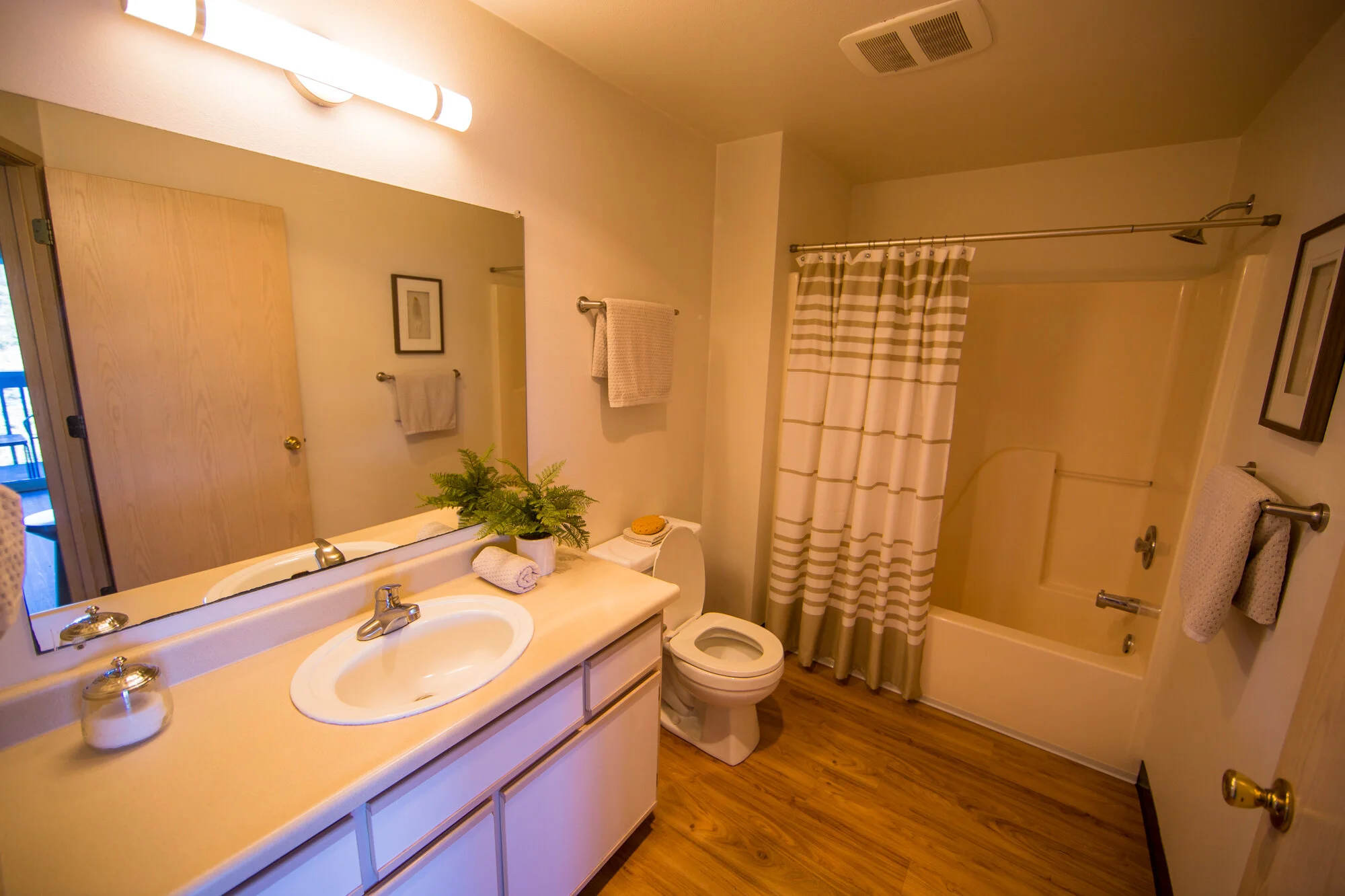 Bathroom — Lakepointe 25